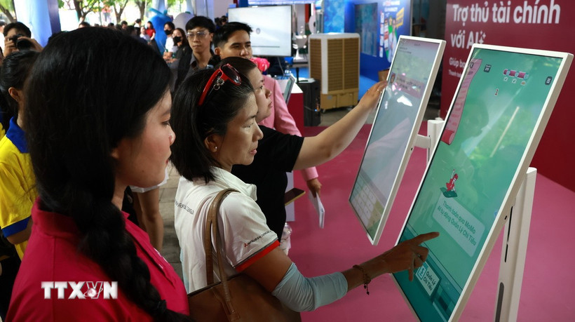 Người dân Thành phố Hồ Chí Minh trải nghiệm các dịch vụ trong khuôn khổ Lễ hội Không tiền mặt 2025. (Ảnh: Hứa Chung/TTXVN)