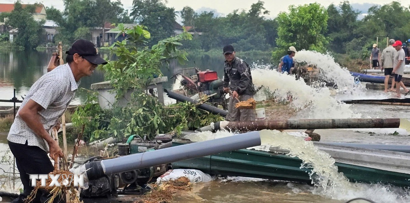 Hợp tác xã nông nghiệp Phú Hồ, xã Phú Hồ, huyện Phú Vang huy động nhân lực, máy bơm tiêu úng cứu lúa cho nông dân. (Ảnh: Tường Vi/ TTXVN)