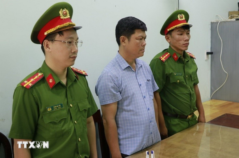 Khởi tố, bắt tạm giam bị can Phạm Đình Nhất. (Ảnh: TTXVN phát)