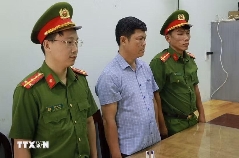 Khởi tố, bắt tạm giam bị can Phạm Đình Nhất. (Ảnh: TTXVN phát)