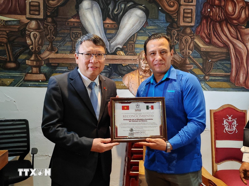 Thị trưởng thành phố Taxco de Alarcón (Mexico) Juan Andrés Vega Carranza (phải) trao Kỷ niệm chương của Hội đồng thành phố ghi nhận đóng góp của Đại sứ Nguyễn Văn Hải và Đại sứ quán Việt Nam tại Mexico trong việc thúc đẩy quan hệ hữu nghị, hợp tác và hiểu biết giữa hai dân tộc. (Ảnh: Phương Lan/TTXVN)