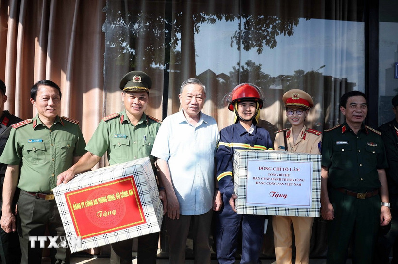 Tổng Bí thư Tô Lâm thăm hỏi, tặng quà các lực lượng tham gia phòng, chống bão lũ và giúp đỡ nhân dân khắc phục hậu quả trên địa bàn tỉnh. (Ảnh: Thống Nhất/TTXVN)