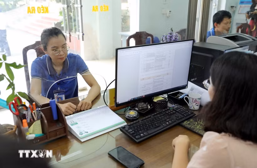 Người dân đến làm thủ tục hành chính tại Trung tâm phục vụ hành chính công phường Vĩnh Phúc, tỉnh Phú Thọ. (Ảnh: Hoàng Hùng/TTXVN)