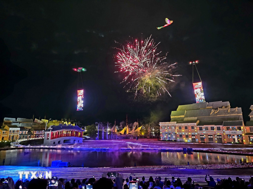 Màn trình diễn drone tái hiện hình tượng Rồng-Phượng trên bầu trời Hội An. (Ảnh: Trần Lê Lâm/TTXVN)