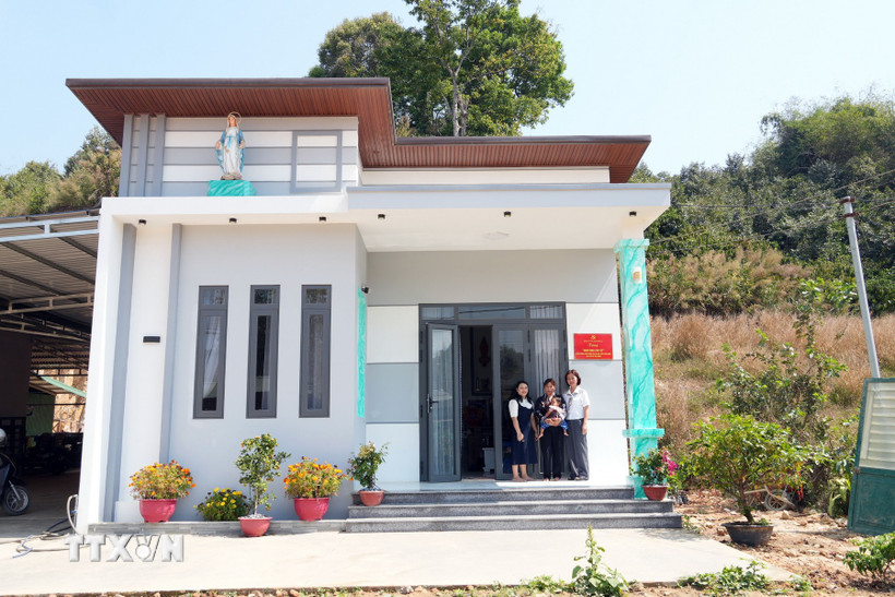 Ngôi nhà xây dựng từ mô hình "Ngôi nhà Cấp ủy" khang trang nổi bật giữa thông Bằng Lăng xây dựng từ nguồn kinh phí do các đảng viên xã Đam Rông 2 đóng góp vào cuối năm 2025. (Ảnh: Chu Quốc Hùng/TTXVN)
