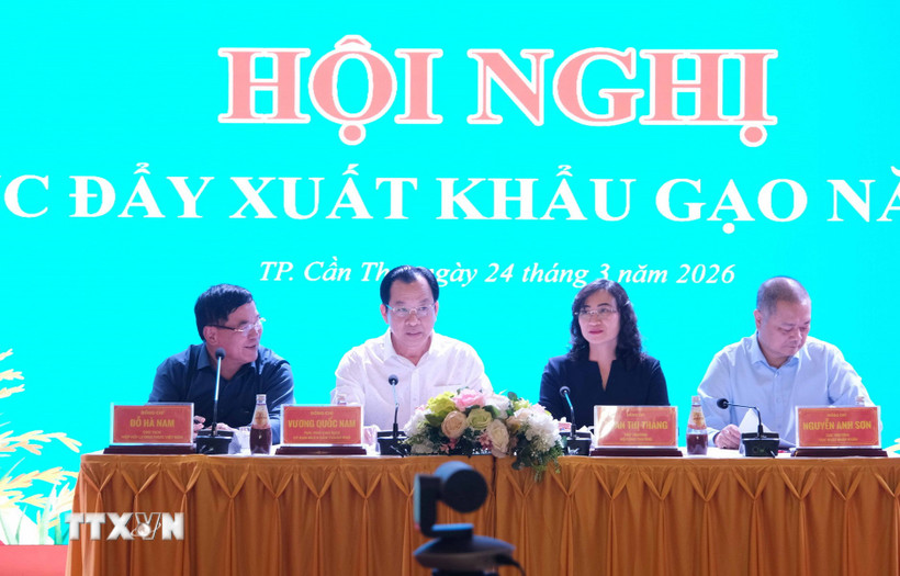 Lãnh đạo Bộ Công Thương, Ủy ban Nhân dân thành phố Cần Thơ, Hiệp hội Lương thực Việt Nam chủ trì hội nghị. (Ảnh: Thanh Liêm/TTXVN)