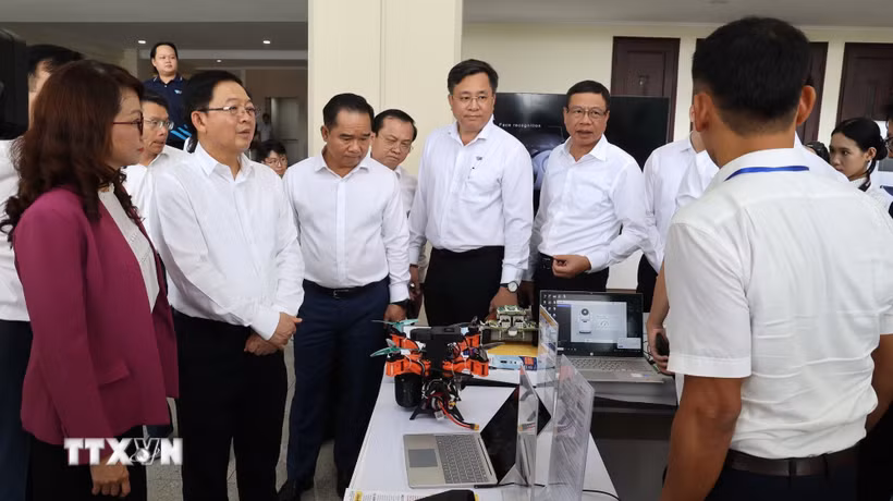 Phó Thủ tướng Chính phủ Hồ Quốc Dũng tham quan một số mô hình công nghệ mới tại Trường Đại học Quốc gia Thành phố Hồ Chí Minh. (Ảnh: Hứa Chung/TTXVN)