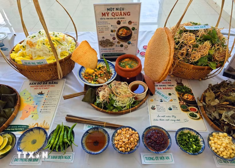 Một niêu Mỳ Quảng với đủ các hương vị xứ Quảng được giới thiệu tại Hội thảo. (Ảnh: Trần Lê Lâm/TTXVN)