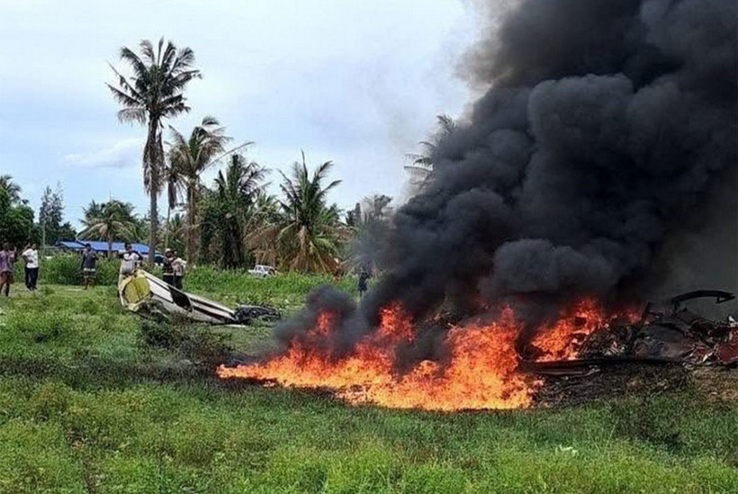 HIện trường vụ trực thăng cảnh sát rơi và bốc cháy. (Nguồn: bangkokpost)