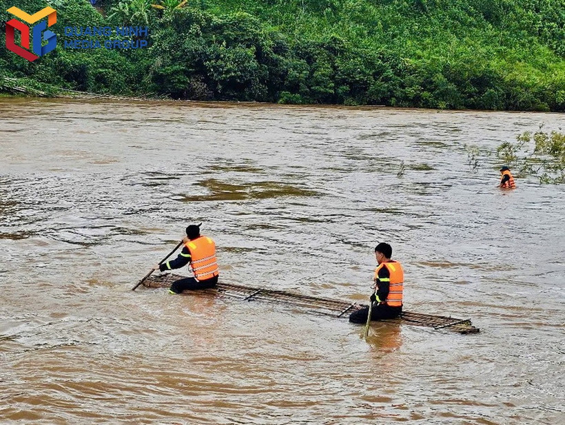 Lực lượng cứu hộ triển khai tìm kiếm cháu bé mất tích. (Nguồn: Báo Quảng Ninh)