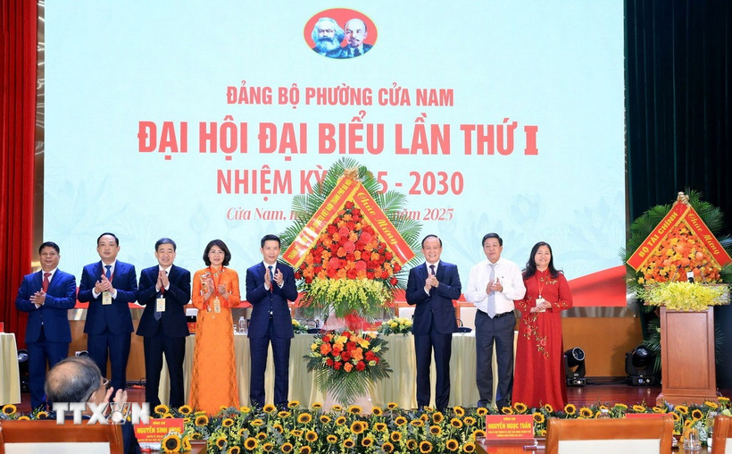 Phó Bí thư Thành ủy, Chủ tịch Hội đồng Nhân dân thành phố Hà Nội Nguyễn Ngọc Tuấn tặng hoa chúc mừng Đại hội đại biểu Đảng bộ phường Cửa Nam (Hà Nội) nhiệm kỳ 2025-2030. (Ảnh: Nguyễn Cúc/TTXVN)