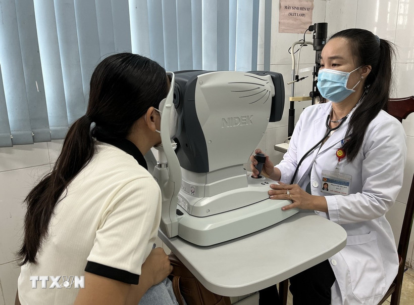 Trung tâm Y tế khu vực Bến Lức (Tây Ninh) vừa được đầu tư máy khám mắt mới. (Ảnh: Đức Hạnh/TTXVN)
