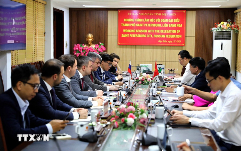 Quang cảnh buổi làm việc giữa Ủy ban Nhân dân tỉnh Điện Biên với Đoàn đại biểu thành phố Saint Petersburg (Liên bang Nga). (Ảnh: Trung Kiên/TTXVN)