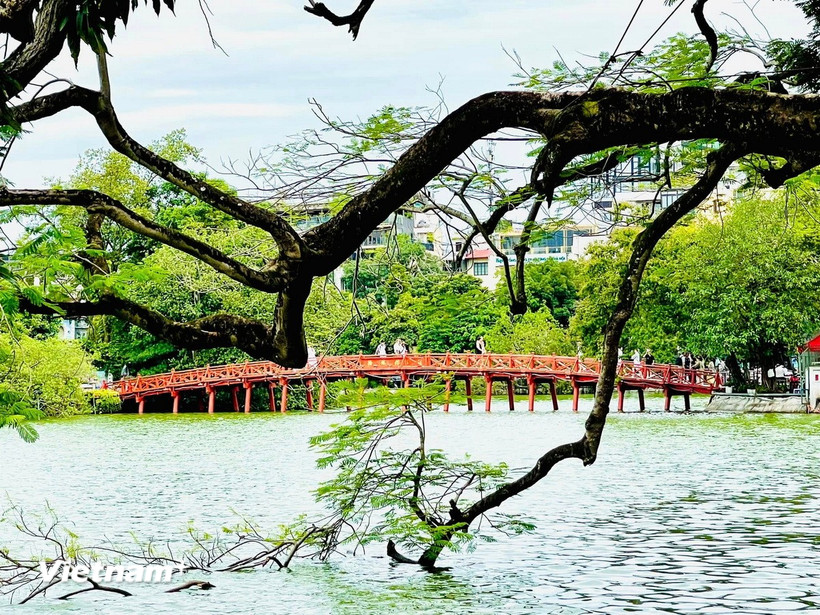 Một góc hồ Hoàn Kiếm. (Ảnh: Vietnam+)