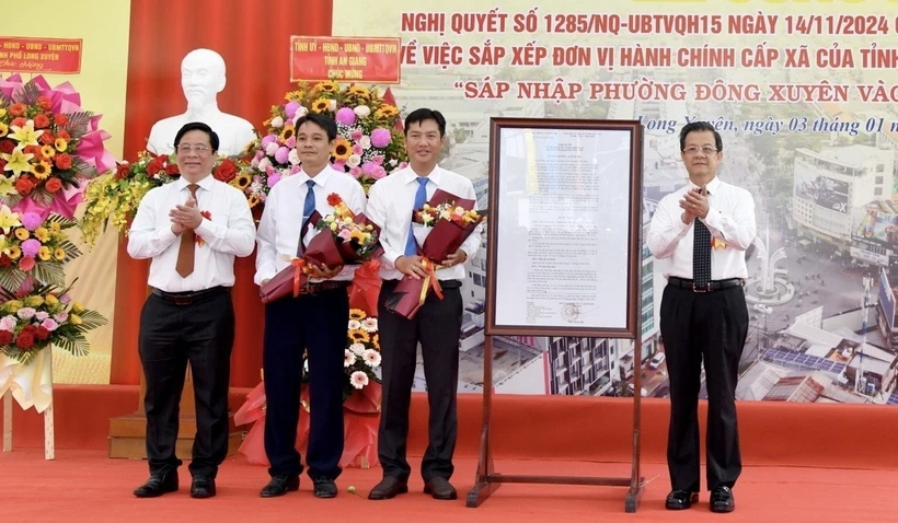 Lãnh đạo tỉnh An Giang tặng hoa chúc mừng lãnh đạo phường Mỹ Xuyên, thành phố Long Xuyên. (Ảnh: Thanh Sang/TTXVN)