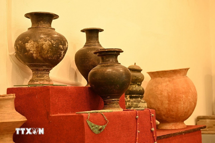 Các cổ vật giá trị được trưng bày giới thiệu tại Bảo tàng cổ vật Mũi Né. (Ảnh: Hồng Hiếu/ TTXVN)