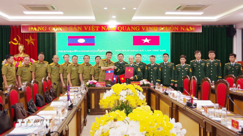 Đại tá Vừ A Khua, Phó Chỉ huy trưởng Ban Chỉ huy Bộ đội Biên phòng tỉnh Điện Biên và Đại tá Pạ Sợt Phổn Mạ Lắt, Phó Giám đốc Ty An ninh tỉnh Luang Prabang trao biên bản ghi nhớ hội đàm. (Ảnh: TTXVN phát)