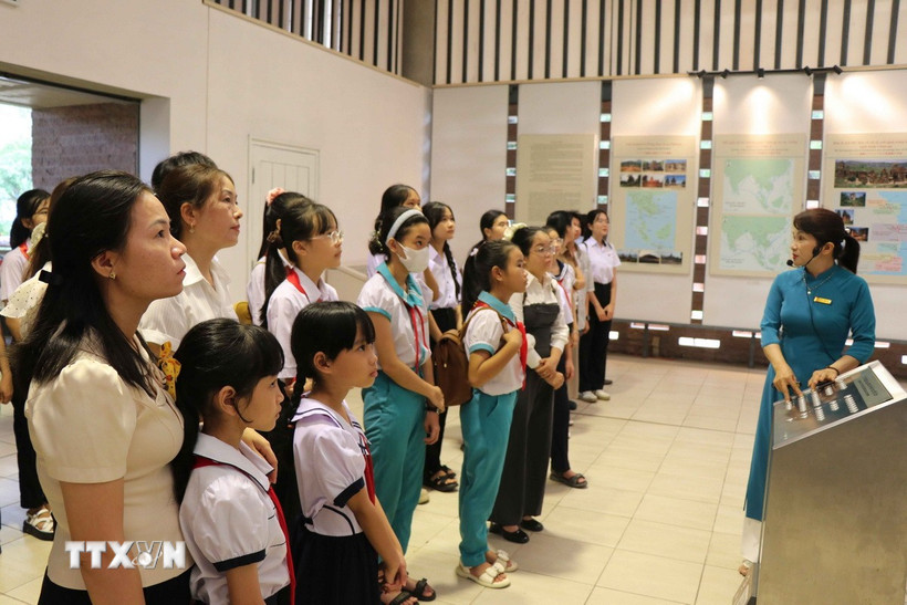 Học sinh và giáo viên trường Tiểu học Và Trung học cơ sở Nguyễn Thành Hãn, xã Duy Xuyên, thành phố Đà Nẵng tham quan tại Bảo tàng Di sản Văn hóa Thế giới Mỹ Sơn. (Ảnh: Đoàn Hữu Trung/TTXVN)