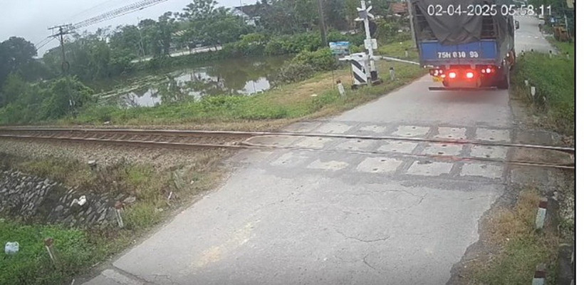 Xe tải cố tình vượt gác chắn khi tàu hỏa đang tới gần (Nguồn: Công an cung cấp).