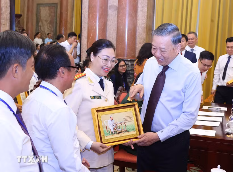 Bet8801234.com cá cược độc quyền, Chủ tịch nước Tô Lâm tặng quà lưu niệm cho các nhà báo tiêu biểu. (Ảnh: Văn Điệp/TTXVN)