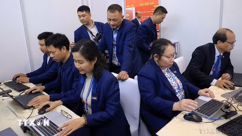 Phóng viên, biên tập viên Ban biên tập Ảnh, Thông tấn xã Việt Nam tác nghiệp, đưa tin trực tiếp tại khu vực Trung tâm báo chí Đại hội XIV của Đảng (1/2026). (Ảnh: TTXVN)