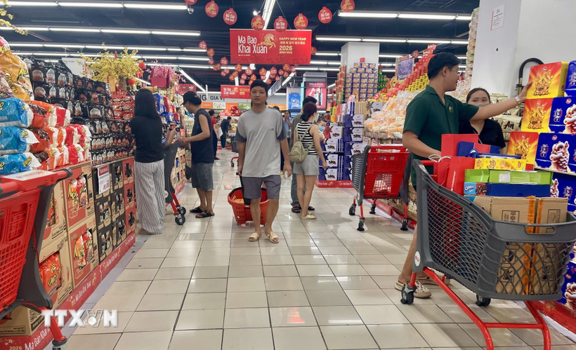Siêu thị Thành phố Hồ Chí Minh nhộn nhịp người dân đến mua sắm. (Ảnh: Hương Giang/TTXVN)