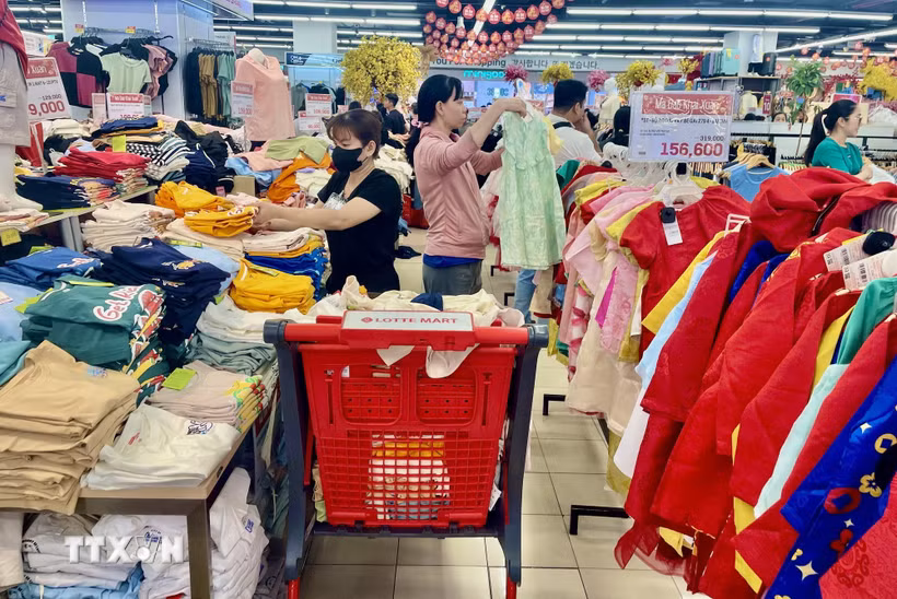 Hoạt động mua sắm nhộn nhịp tại khu thời trang trong siêu thị ở Thành phố Hồ Chí Minh. (Ảnh: Hương Giang/TTXVN)