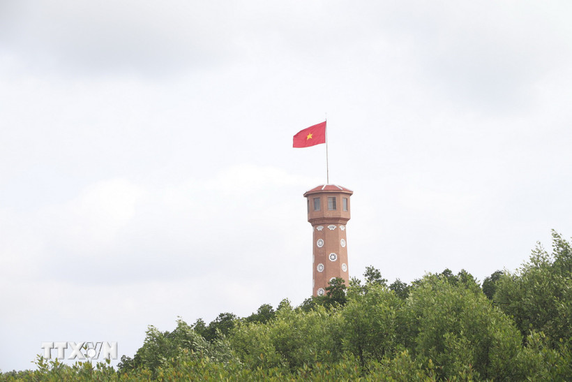 Cột cờ thiêng liêng ở cực Nam Tổ quốc tại xã Đất Mũi. (Ảnh: Tuấn Phi/TTXVN)