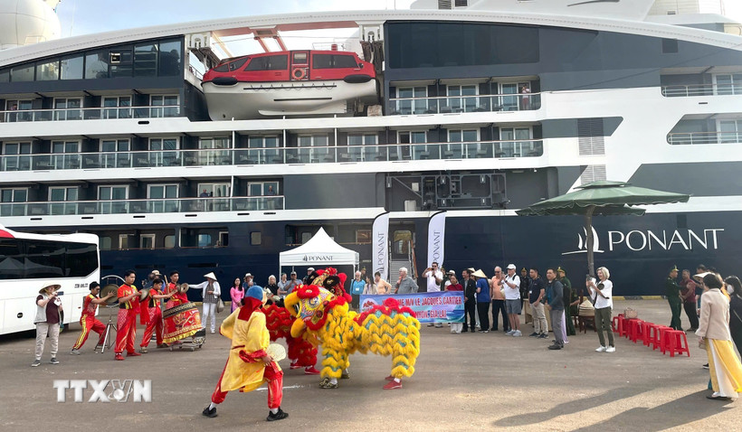 Lãnh đạo Sở Văn hoá, Thể thao và Du lịch tỉnh Gia Lai đón và tặng quà lưu niệm cho du khách trên tàu du lịch cao cấp Le Jacques Cartier đến với tỉnh Gia Lai nhân dịp Xuân Bính Ngọ 2026. (Ảnh: TTXVN phát)