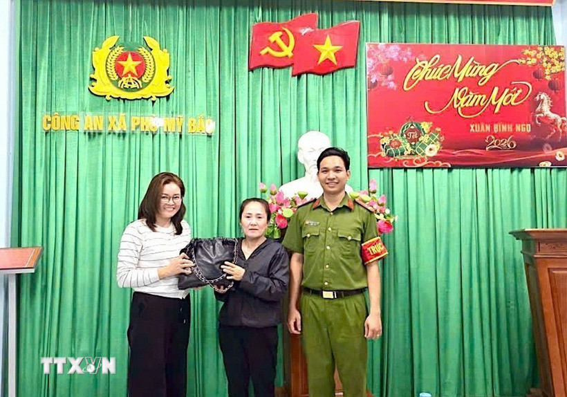 Bà Trần Thị Giàu (thôn Vạn An) cùng Công an đã trao trả toàn bộ tài sản cho chị Hoàng Thị Hiền (trú Thành phố Hồ Chí Minh). (Ảnh: TTXVN phát)