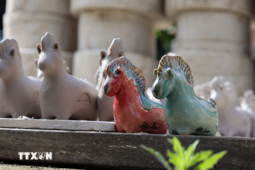 Hình ảnh linh vật ngựa được đưa vào các sản phẩm tò he tráng men ở làng gốm Thanh Hà, Hội An. (Ảnh: Xuân Quý/TTXVN)