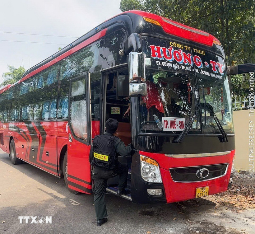 Cảnh sát dừng xe kiểm tra xe khách nhồi nhét khách. (Ảnh: TTXVN phát)