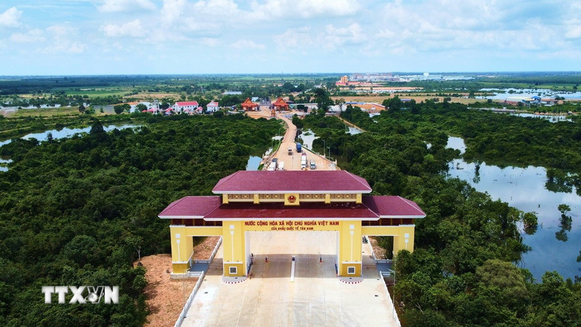 Quốc môn Cửa khẩu quốc tế Tân Nam đối diện Cửa khẩu quốc tế Meun Chay (tỉnh Prey Veng, Vương quốc Campuchia) vừa được khai trương. (Ảnh: Minh Phú/TTXXN)