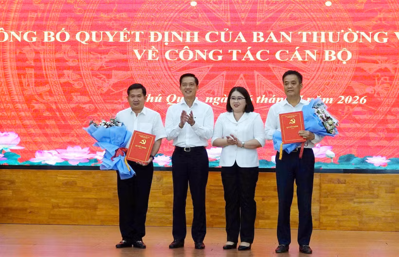 Lãnh đạo đặc khu Phú Quốc tặng hoa chúc mừng Trung tướng Đinh Văn Nơi, Phó Bí thư Tỉnh ủy An Giang, Bí thư Đảng ủy đặc khu Phú Quốc và ông Lê Quốc Anh, Phó Trưởng Ban tổ chức Tỉnh ủy An Giang. (Ảnh: TTXVN phát)