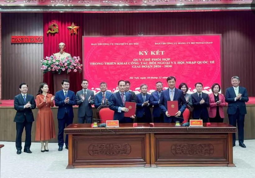 Bộ trưởng Bộ Ngoại giao Lê Hoài Trung và Bí thư Thành ủy Hà Nội Nguyễn Duy Ngọc đã ký Quy chế phối hợp trong triển khai công tác đối ngoại và hội nhập quốc tế trên địa bàn thành phố. (Nguồn: Bộ Ngoại giao)