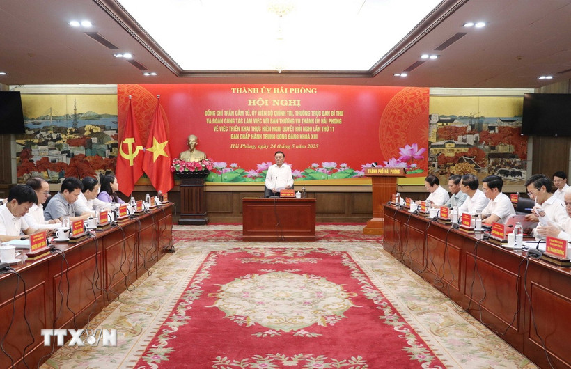 Ủy viên Bộ Chính trị, Thường trực Ban Bí thư Trần Cẩm Tú,làm việc với Ban Thường vụ Thành ủy Hải Phòng. (Ảnh: Hoàng Ngọc/TTXVN)