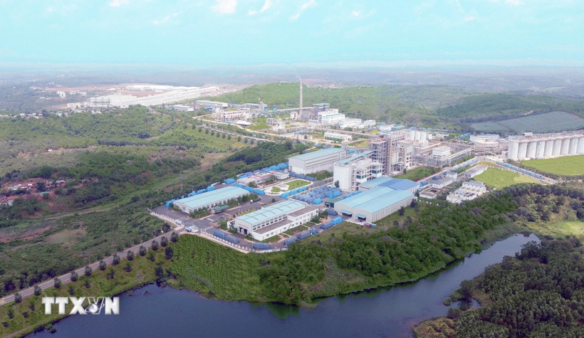 Toàn cảnh nhà máy Alumin Nhân Cơ, một trong 2 dự án thí điểm của cả nước trong khai thác bauxite, chế biến alumin do Tập đoàn Công nghiệp Than-Khoáng sản Việt Nam đầu tư, xây dựng tại xã Nhân Cơ, huyện Đắk R’lấp, tỉnh Đắk Nông. (Ảnh: TTXVN phát)