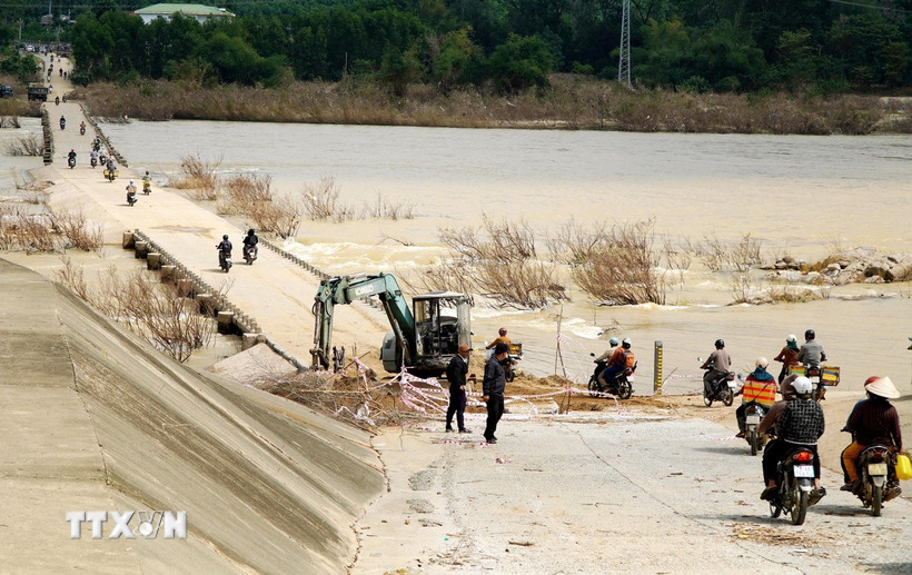 Phương tiện xe máy được lưu thông qua cầu tràn Thạch Nham trở lại. (Ảnh: Lê Phước Ngọc/TTXVN)