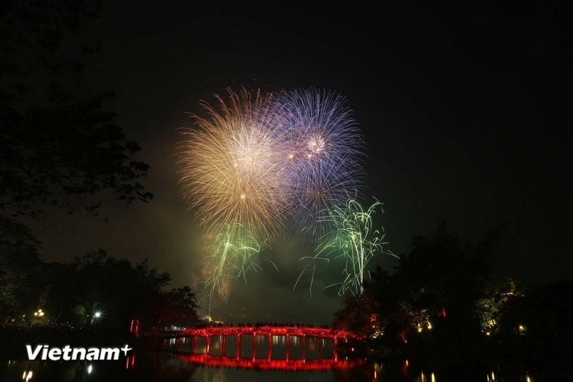 Pháo hoa trên bầu trời Hà Nội. (Nguồn: TTXVN)