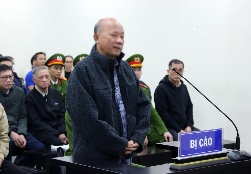 Bị cáo Lê Tiến Phương (sinh năm 1957, cựu Chủ tịch Ủy ban Nhân dân tỉnh Bình Thuận (từ năm 2010-2015), nguyên Chủ tịch Hội đồng thẩm định giá đất của tỉnh Bình Thuận) khai báo trước tòa. (Ảnh: Văn Điệp/TTXVN)