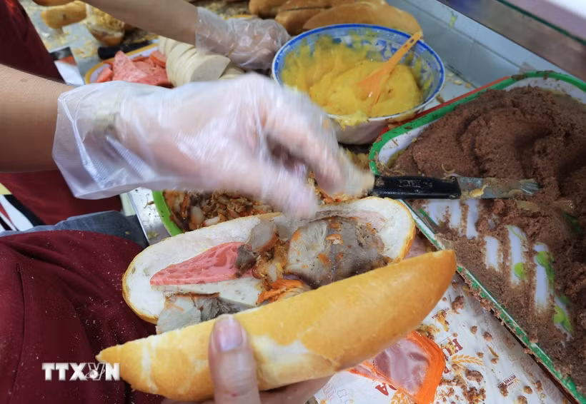 Bánh mỳ nhân pate, thịt nguội. (Ảnh: Hồng Đạt/TTXVN)