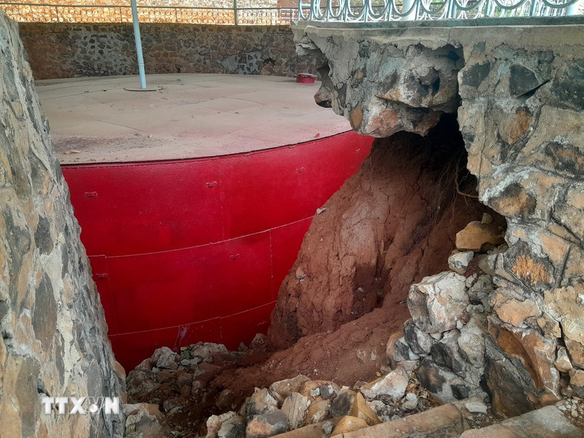 Bờ kè di tích Bồn xăng-Kho nhiên liệu VK98 bị sạt lở. (Ảnh: K GỬIH/TTXVN)