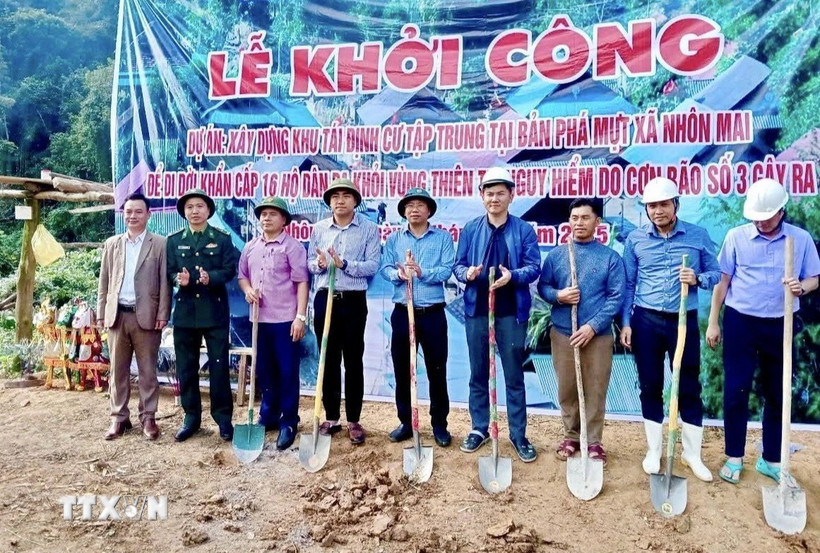 Đại diện lãnh đạo cấp ủy, chính quyền địa phương, đơn vị thi công, ban ngành đoàn thể xã và các đơn vị thực hiện nghi thức động thổ khởi công xây dựng công trình Dự án Khu tái định cư tập trung tại bản Phá Mựt (xã Nhôn Mai, tỉnh Nghệ An). (Ảnh: TTXVN phát)