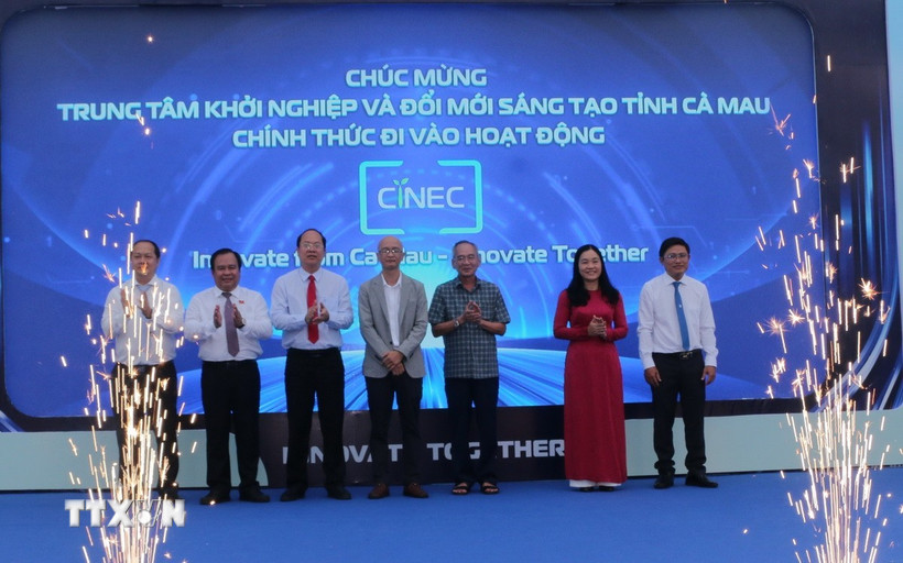 Lãnh đạo tỉnh Cà Mau thực hiện nghi thức bấm nút khai trương Trung tâm khởi nghiệp và đổi mới sáng tạo Cà Mau. (Ảnh: Tuấn Kiệt/TTXVN)