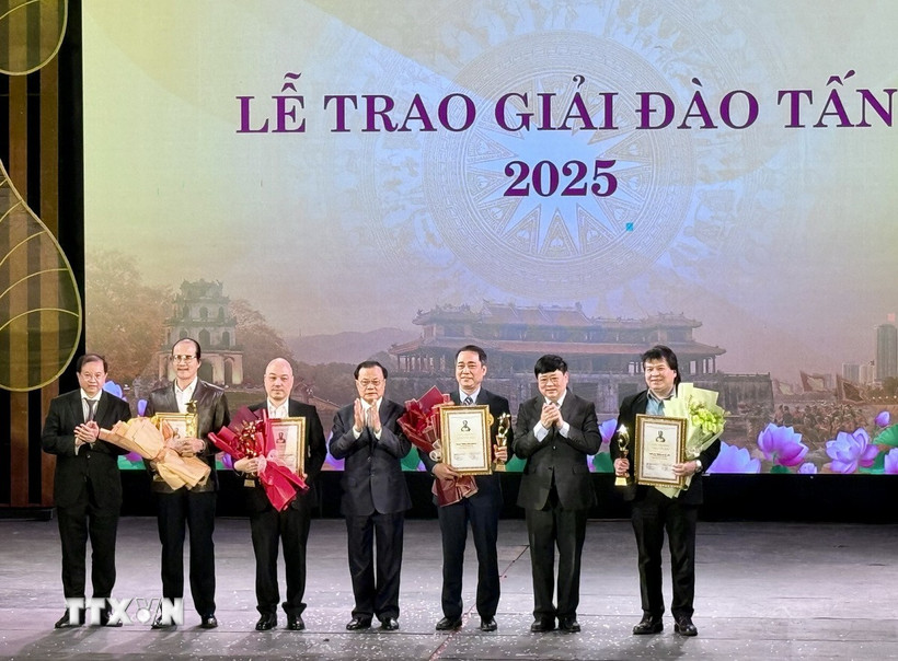 Ban tổ chức trao Giải “Tác phẩm xuất sắc” cho 4 tác phẩm sân khấu. (Ảnh: Phương Lan/TTXVN)