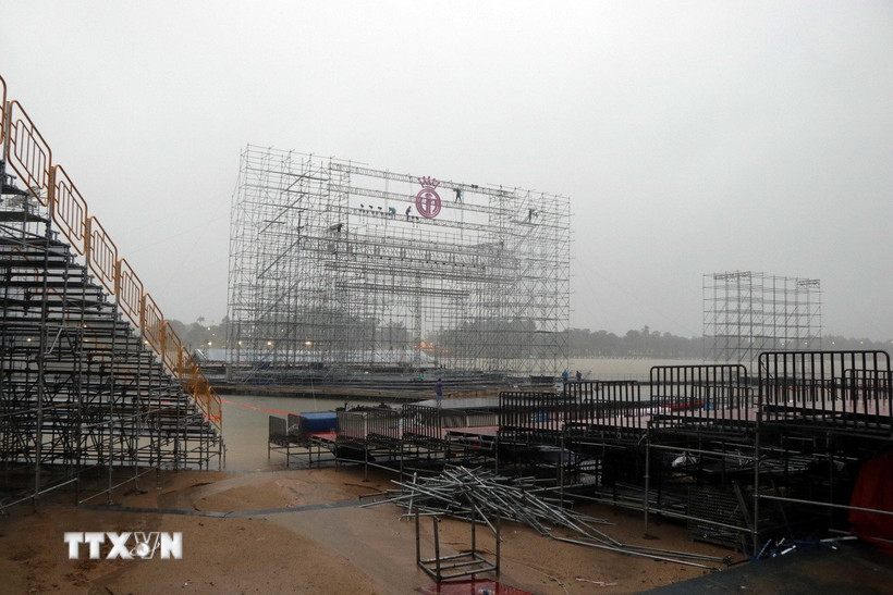 Nước lũ "nhấn chìm" sân khấu chung kết Hoa hậu Việt Nam (DPT anh Long)