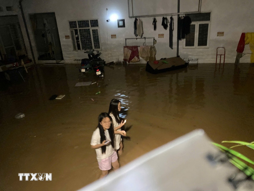 Khu nhà trọ ở phường Phan Đình Phùng ngập nước. (Ảnh: Thắng Trung/TTXVN)