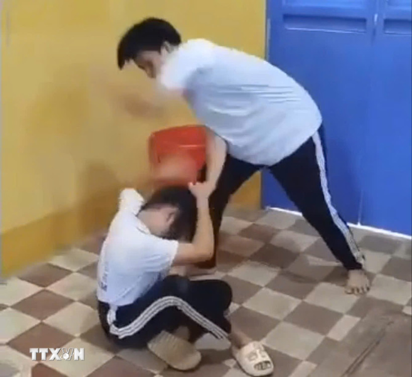 Hình ảnh nam sinh mặc đồ thể dục đánh dã man nữ sinh được chia sẻ trên mạng xã hội khiến dư luận bức xúc. (Ảnh: TTXVN phát)