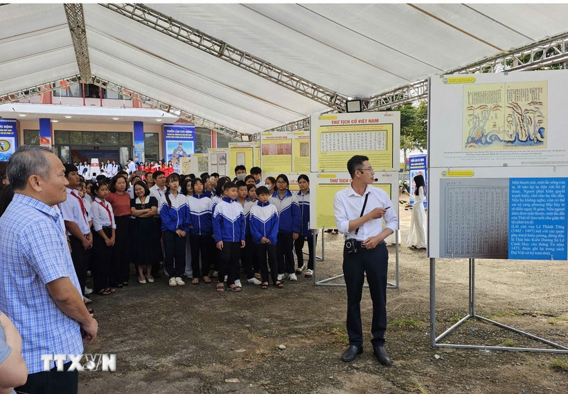 Triển lãm trưng bày gần 100 tư liệu quý với 6 chủ đề. (Ảnh: Ngọc Minh/TTXVN)