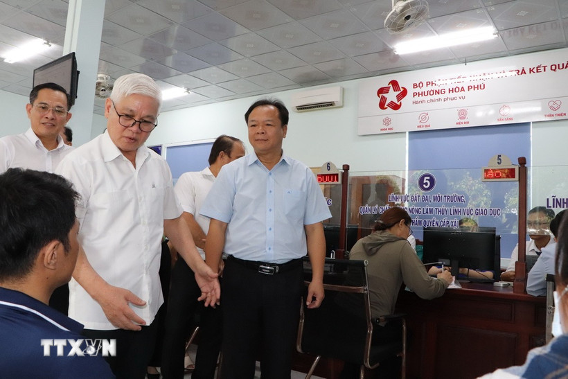 Bí thư Tỉnh ủy Bình Dương Nguyễn Văn Lợi kiểm tra giải quyết thủ tục hành chính tại bộ phận một cửa. (Ảnh: Văn Hướng/TTXVN)